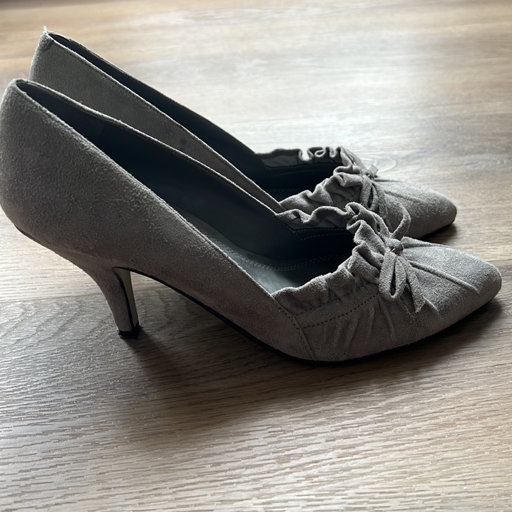 Grey Heels - Picture 2 of 5